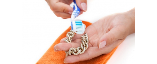 4 Best ways to clean 14k gold jewelry at home