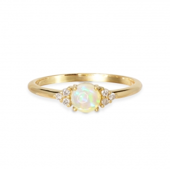 Opal Gold Ring with 6 Diamonds